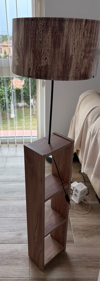 Lámpara de pie de madera y papel, con estanteria.
