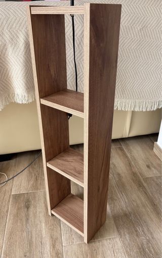 Lámpara de pie de madera y papel, con estanteria.