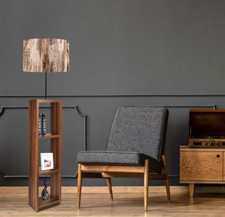 Lámpara de pie de madera y papel, con estanteria.