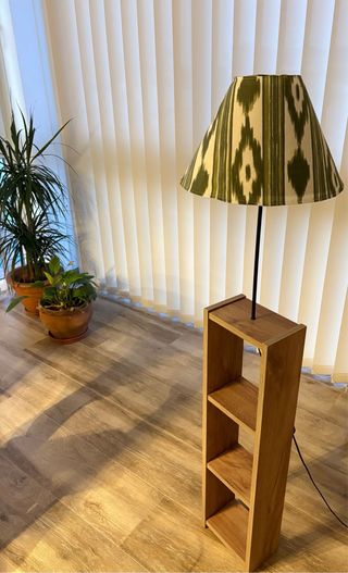 Lámpara de pie de madera y papel, con estanteria.
