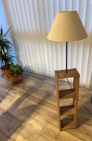 Lámpara de pie de madera y papel, con estanteria.