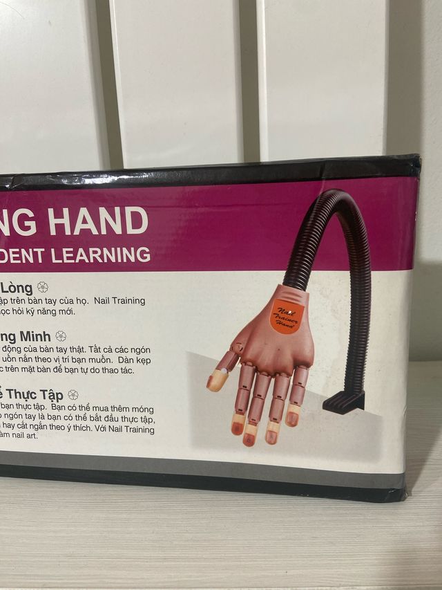 Mano para practicar uñas