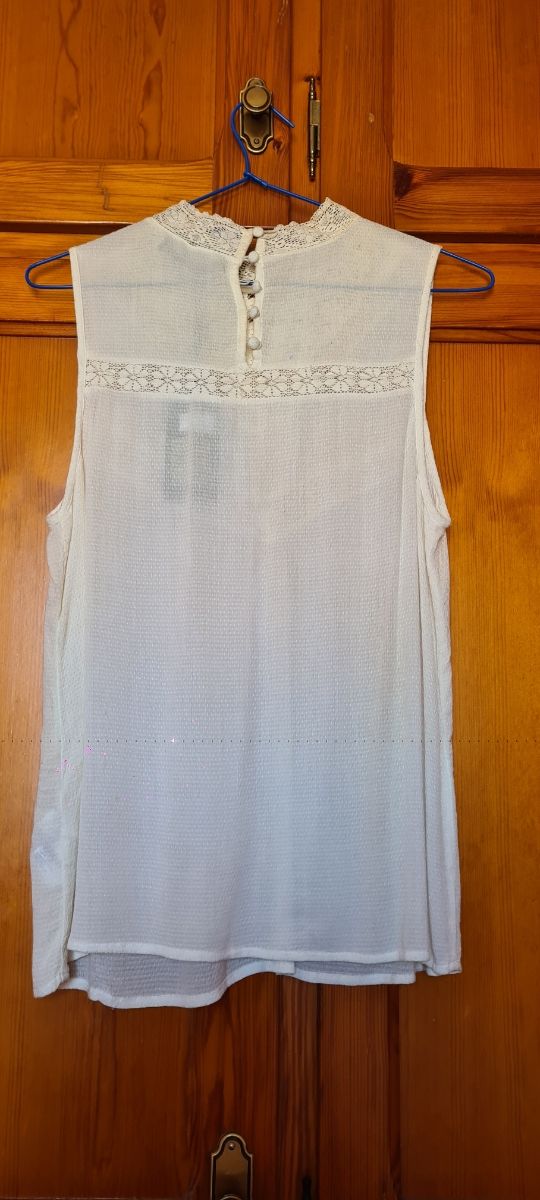 Blusa de encaje sin mangas