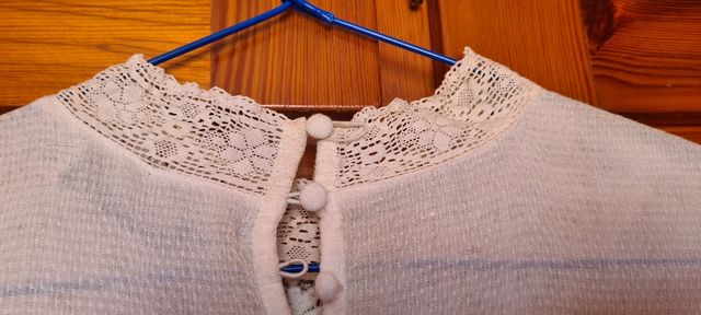 Blusa de encaje sin mangas