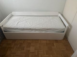 Cama nido y armario blanco