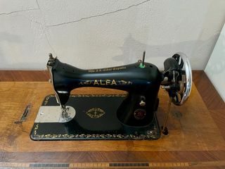 Máquina de coser Alfa antigua con mueble