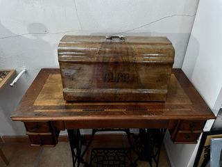 Máquina de coser Alfa antigua con mueble