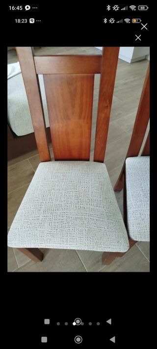 Dos sillas de madera maciza