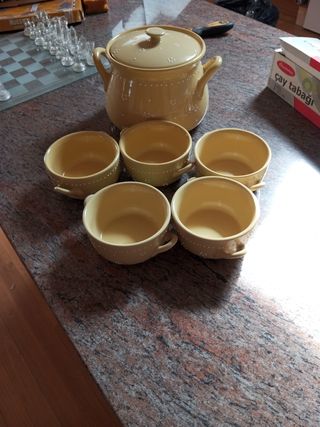 Juego de vajilla amarilla