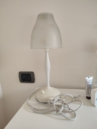 Lampada da tavolo bianca con decorazioni floreali