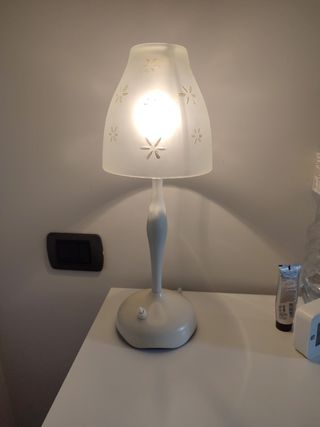 Lampada da tavolo bianca con decorazioni floreali