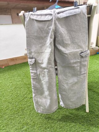 Pantalón cargo wide leg gris