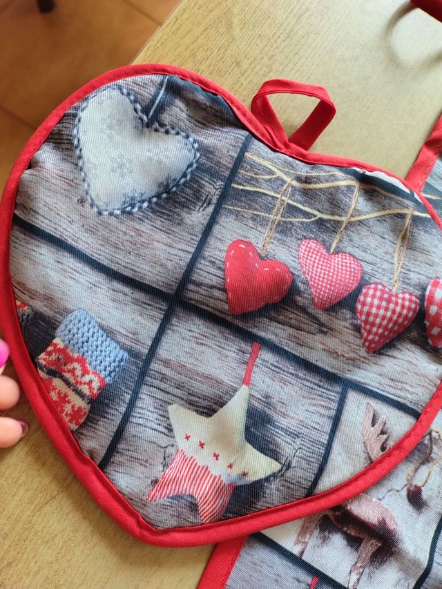 Set grembiule e 2 presine tema cuori