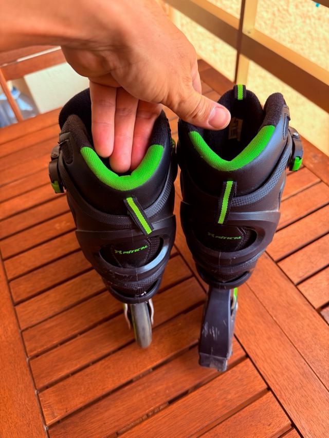 Patines en línea negros y verdes