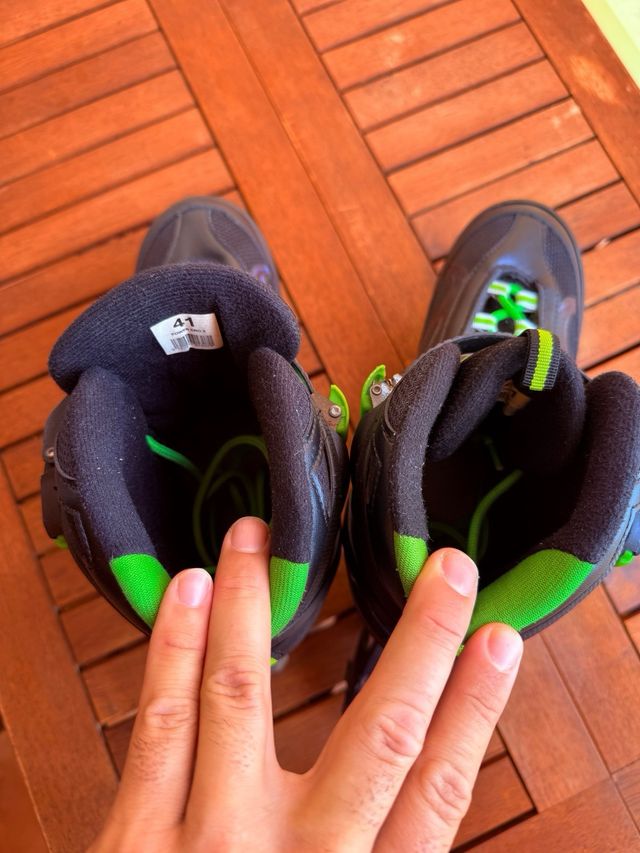 Patines en línea negros y verdes