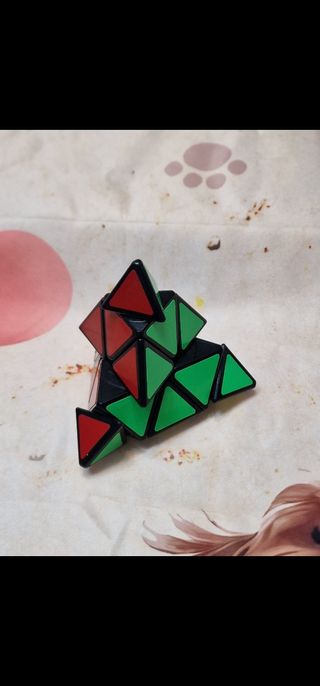Cubo di Rubik Pyraminx con bordi neri