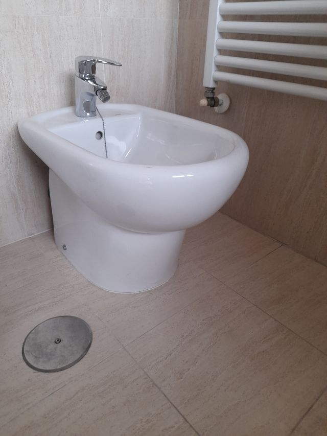 Bidé marca Roca de cerámica blanco con grifo.