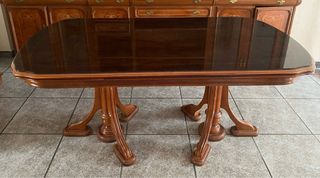 Mesa de comedor de madera y cristal