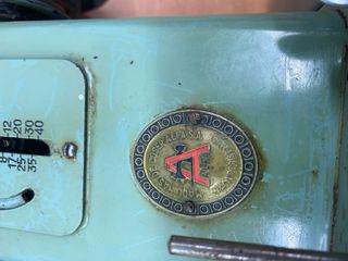 Máquina de coser Alfa verde