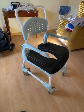 Silla de ducha y WC con ruedas