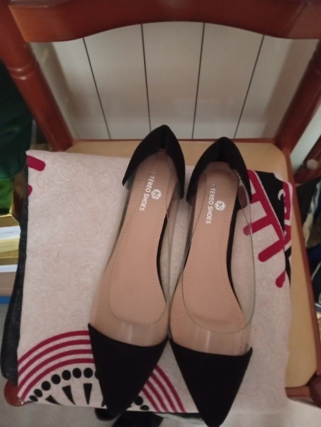 Zapatos planos beige y negros