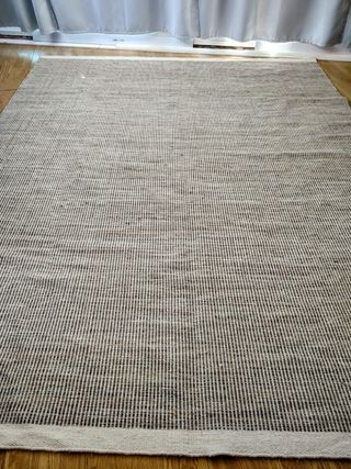 Alfombra tejida beige y marrón