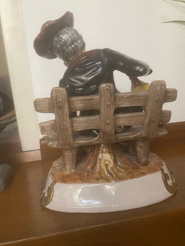 statua Capodimonte Uomo Seduto