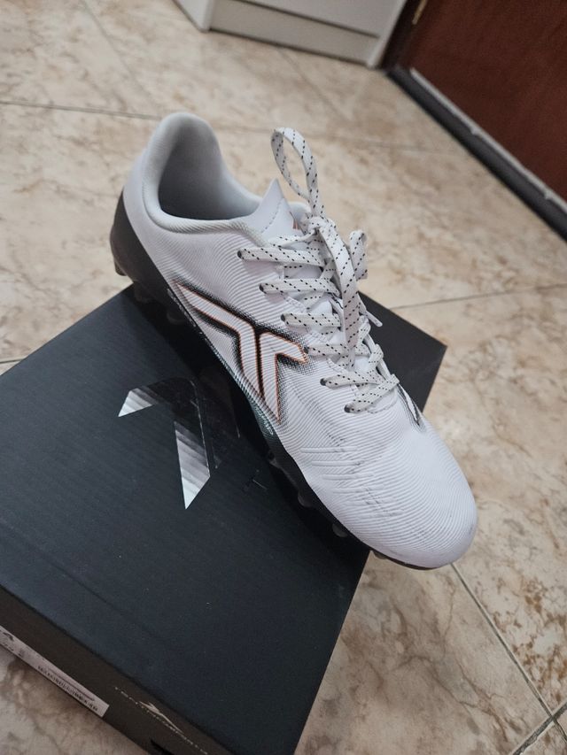 Botas de fútbol blancas