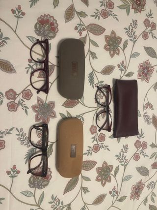 Monturas de gafas moradas y marrones