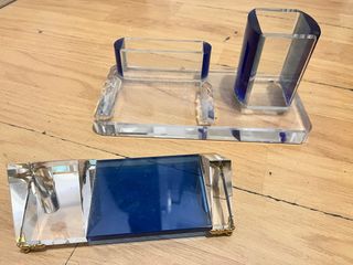 Reposabolígrafos de escritorio azul y cristal