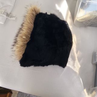 Cappuccio in lapin nero e beige