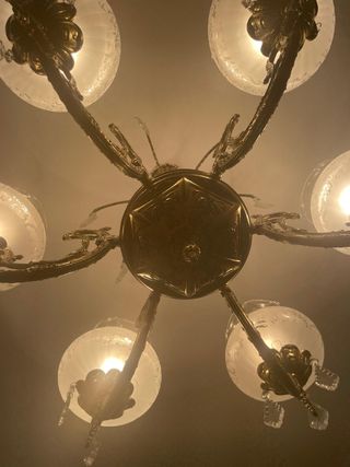 Lámpara de araña dorada con tulipas de cristal