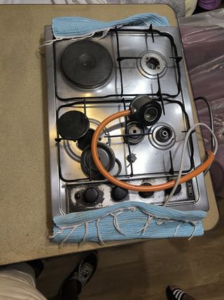 Cocina de gas con hornillo eléctrico