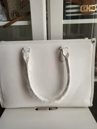 Bolso de mano rojo y blanco