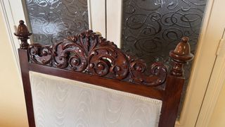 Butaca antigua de madera y tela beige