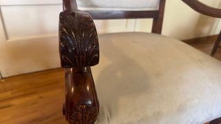 Butaca antigua de madera y tela beige