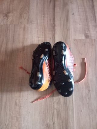 Botas de fútbol Puma naranjas y negras T32