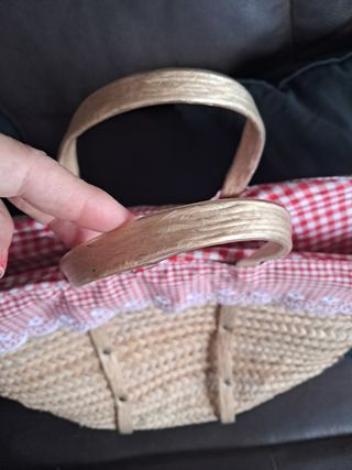 Cesto de mimbre con forro de tela a cuadros