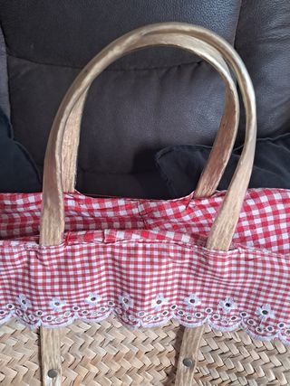 Cesto de mimbre con forro de tela a cuadros