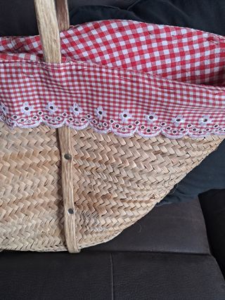 Cesto de mimbre con forro de tela a cuadros