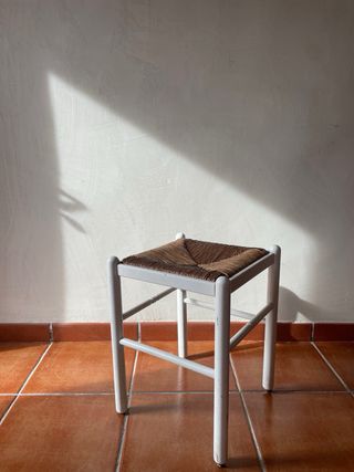Taburete de madera y mimbre