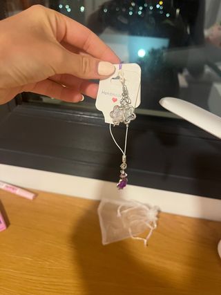 Conjunto de pendientes y llavero flor morada