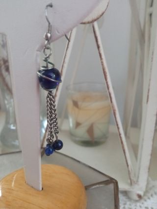 Pendientes largos plateados con detalles azules