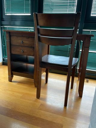 Escritorio de madera con silla