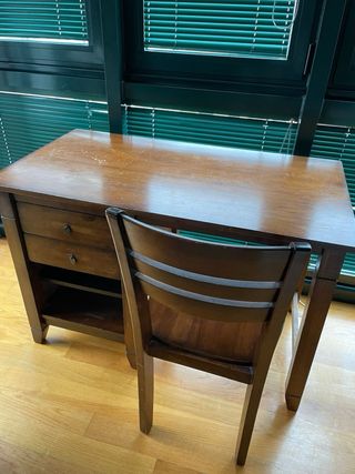 Escritorio de madera con silla