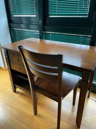 Escritorio de madera con silla