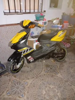 Yamaha Aerox Amarilla