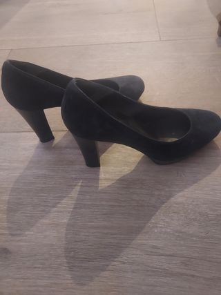 Zapatos de piel de ante de la marca Beguer .Tacón