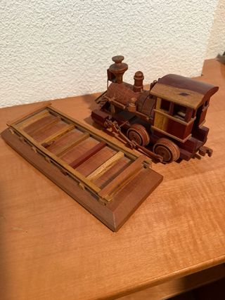 Maqueta de tren de madera