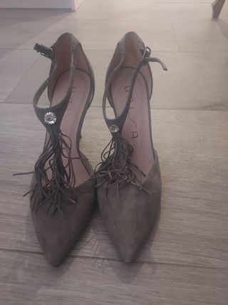 Zapatos de tacón grises elegantes